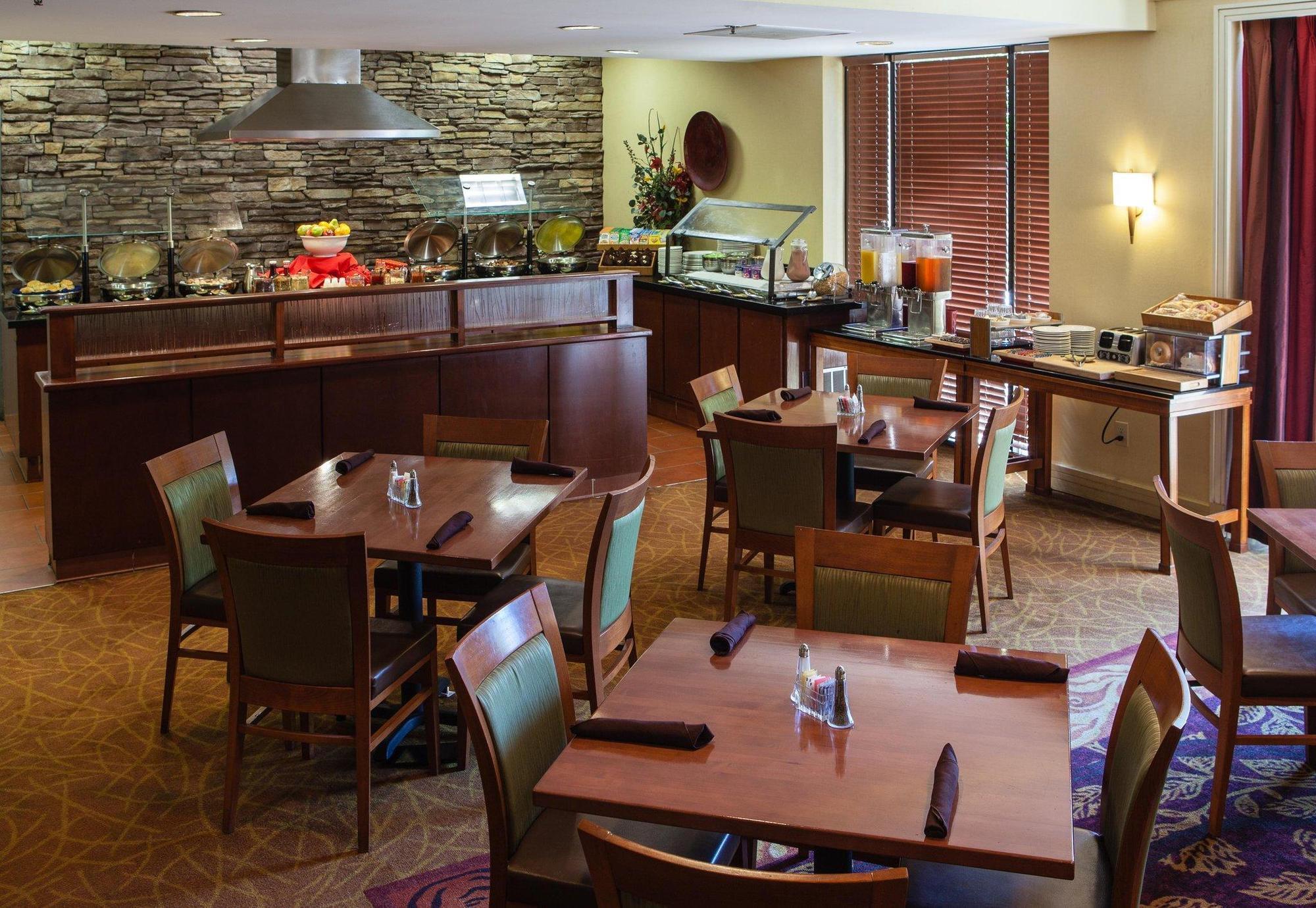 Doubletree By Hilton Atlanta Airport Hotel College Park Exterior photo
